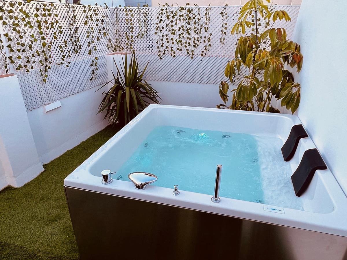 Downtown Apartment With Private Terrace & Jacuzzi Sevilla Eksteriør billede